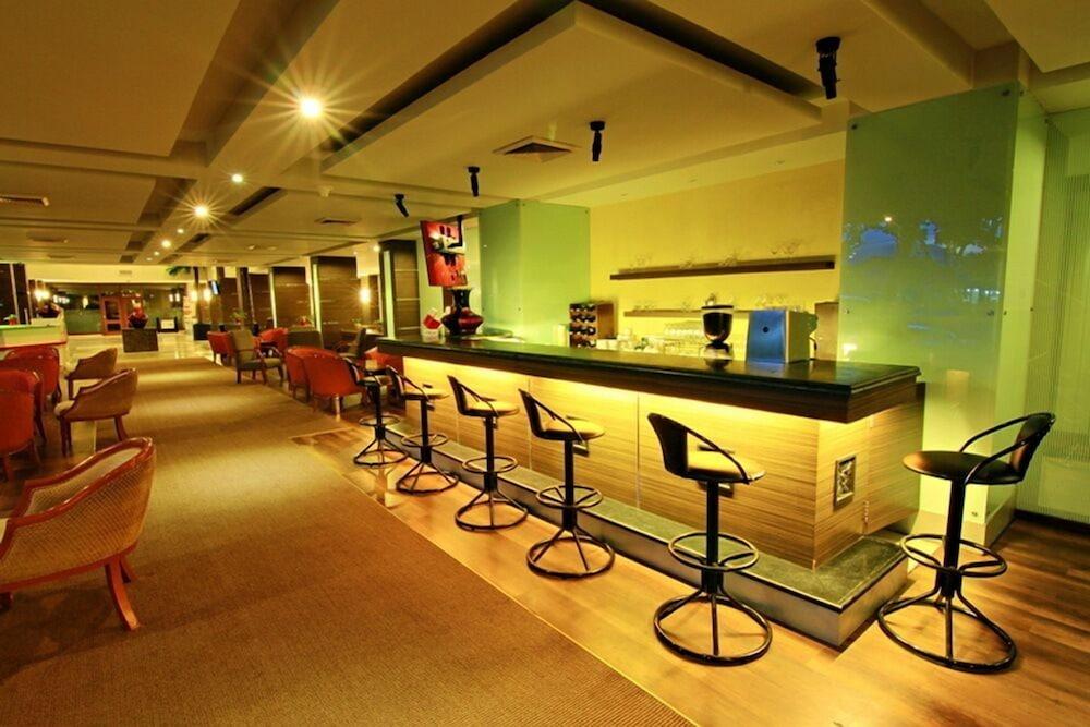 Pangeran Beach Hotel Padang  Dış mekan fotoğraf