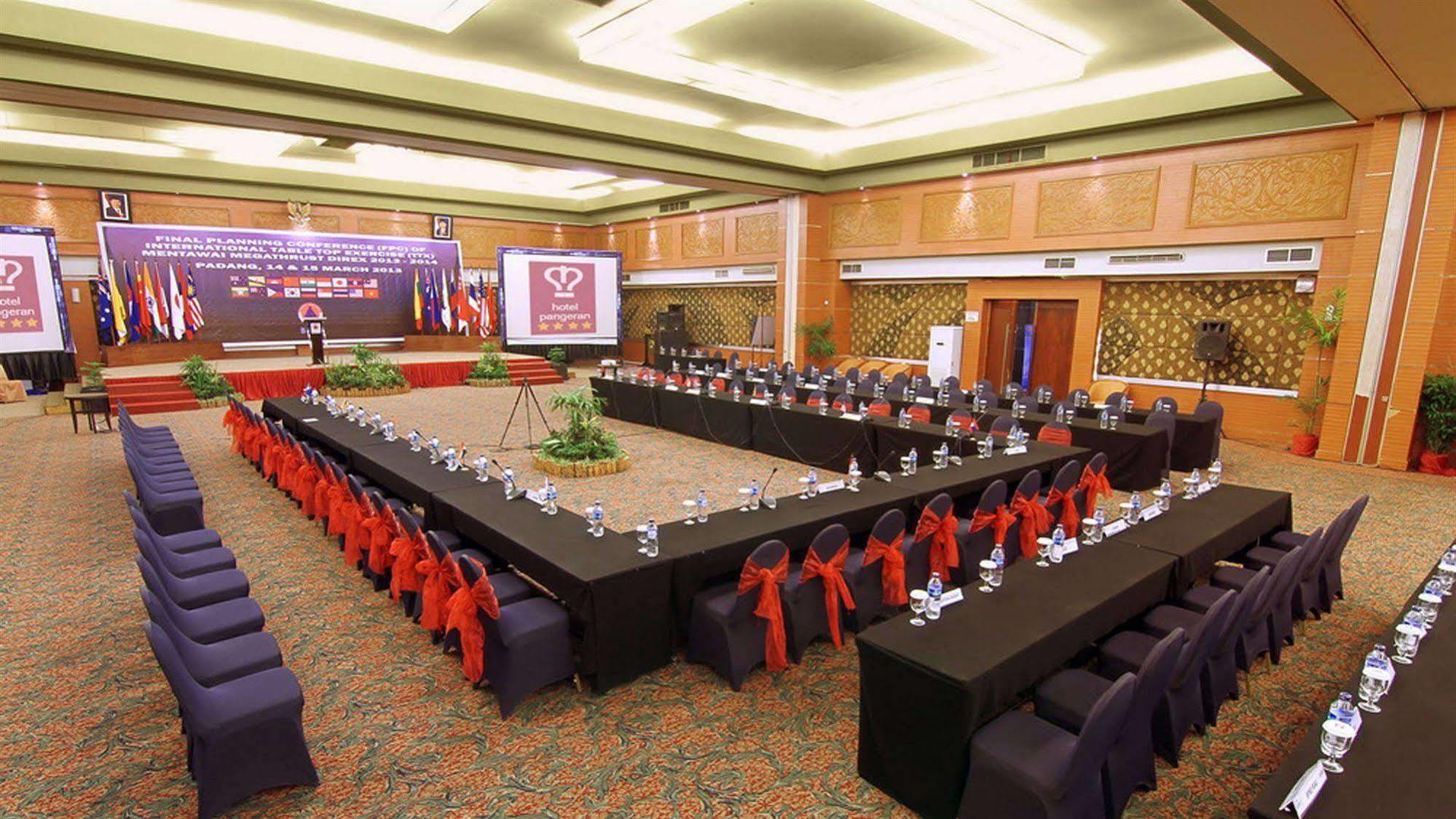Pangeran Beach Hotel Padang  Dış mekan fotoğraf